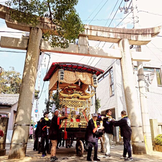 4年ぶりに三味線や鐘の音が鳴り響いています♪今日は椎宮神社の秋の例祭。「大神輿」も出動ということで我が辻󠄀工務店からも2人の若人が担ぎ手に。
#椎宮神社 #秋祭り