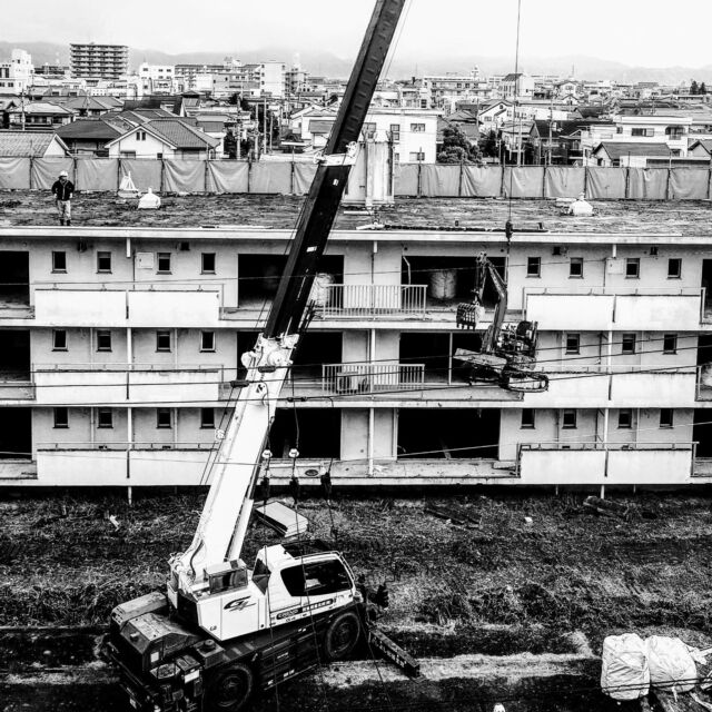 50年前に建てさせていただいた社宅の解体が始まりました。あっという間に解体され切ない気もしますが次の世代へバトンタッチ。おつかれさまでした。
#解体工事＃重機＃ユンボ＃マンション