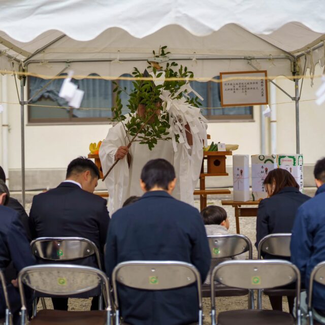本日Ｋ様邸の地鎮祭を執り行いました。式にはご家族と設計の板東孝太郎さんにご列席いただき工事の安全を祈願しました。こどもたちもどんなおうちができるか楽しみのようです。#起工式 #徳島新築 #椎宮八幡神社