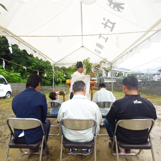 本日は社員の家の起工式。自分で書いた図面で家を建てられるなんて理想的♪（なによりもコストカット）あいにくのお天気でしたが、水が入り込む→福が入り込むということで幸運が流れ込むおうちになりますように！
#起工式 
#新築工事
#徳島市