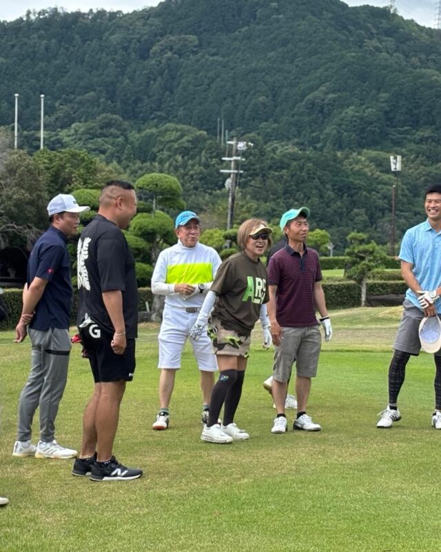 本日「第151  幸友会  ゴルフコンペ」です。

2年ぶりの開催ということもあり、
皆さんの表情もワクワクしているのが伝わります。

常務の挨拶を皮切りにいよいよスタートです！

途中小鹿の参加もあり、益々ヒートアップしました。

昼からは、真夏のお天気となり皆さん少々お疲れ気味でしたが、体調不良になる方も居なくて良かったです😊

楽しいコンペでした。
お疲れ様でした。

 #ゴルフ
 #コンペ
 #会社のコンペ
 #小鹿