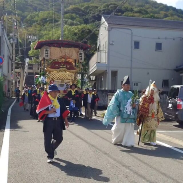 秋晴れのもと椎宮八幡神社の秋祭り開催！社員も担ぎ手として参戦💪 常務も太鼓を叩いて祭りを盛り上げます🥁地域のお祭りを皆で楽しむ一体感が最高✨
​#椎宮神社 #椎宮八幡神社 #秋祭り #地域のお祭り #担ぎ手 #太鼓 #お祭り男  #祭り好きと繋がりたい #徳島