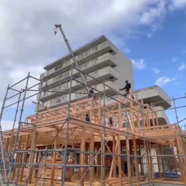 本日、K様邸の棟上げを無事に迎えることができました！2月の起工式から約半年、K様邸の未来の姿が力強く立ち上がっています。これからも安全第一で、心を込めて家づくりを進めてまいります。  #棟上げ #上棟式 #新築一戸建て #建築設計